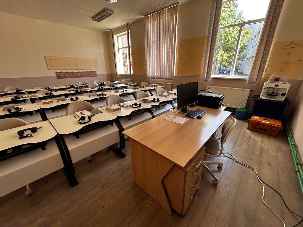 Laborator cu căști pentru fiecare elev